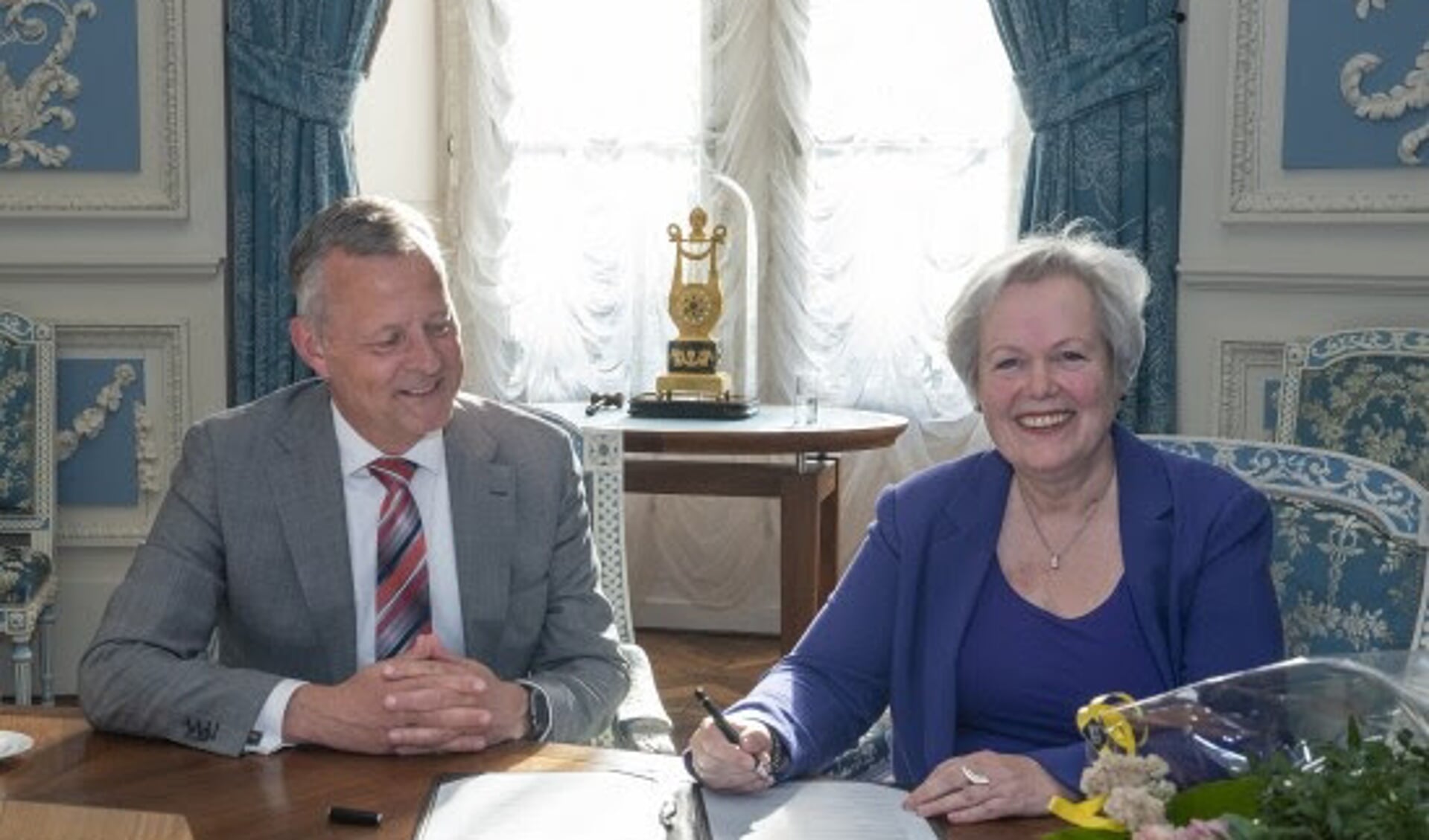 Karen Heerschop samen met de commissaris van de Koning in Noord-Holland, Arthur van Dijk.