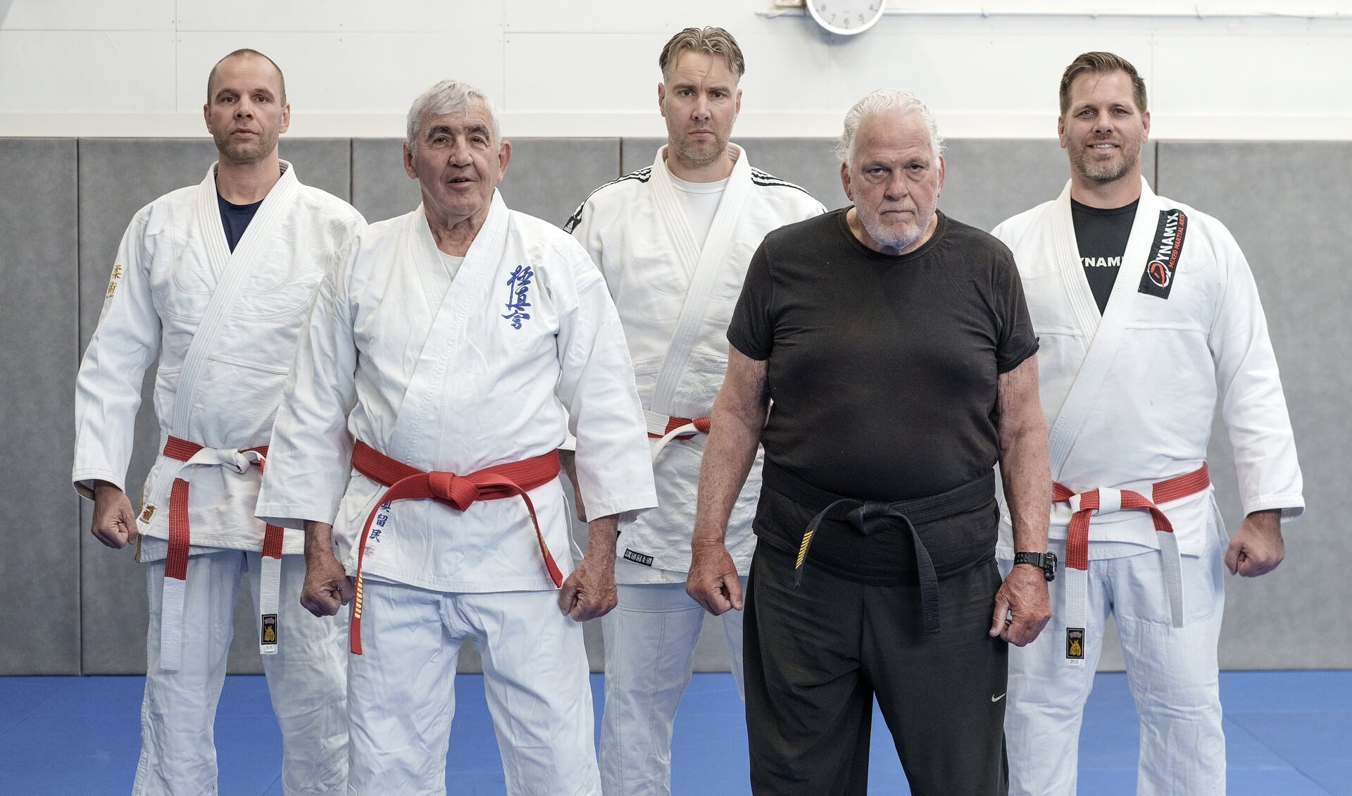 Voorgrond: van links naar rechts Jan van Looijen en Chris Dolman. Op de achterste rij de Weesper vechtsportleraren Eric, Jeroen en Antoni.