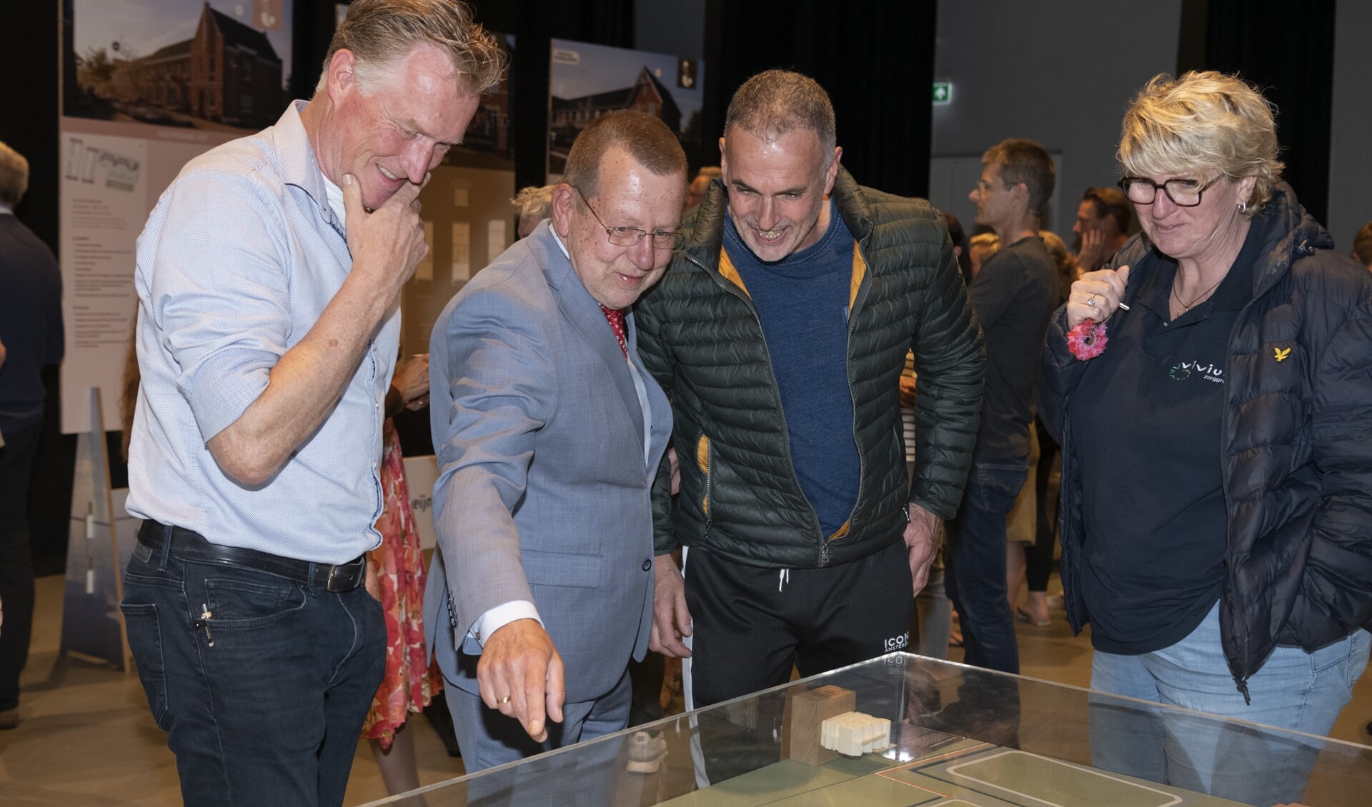 Wethouder Theo Reijn (2e van links) en directeur Heijmans, Erik Vos (uiterst links) met belangstellenden tijdens de informatieavond van Lindetuin fase 1, Zuidpolder-Eemnes.