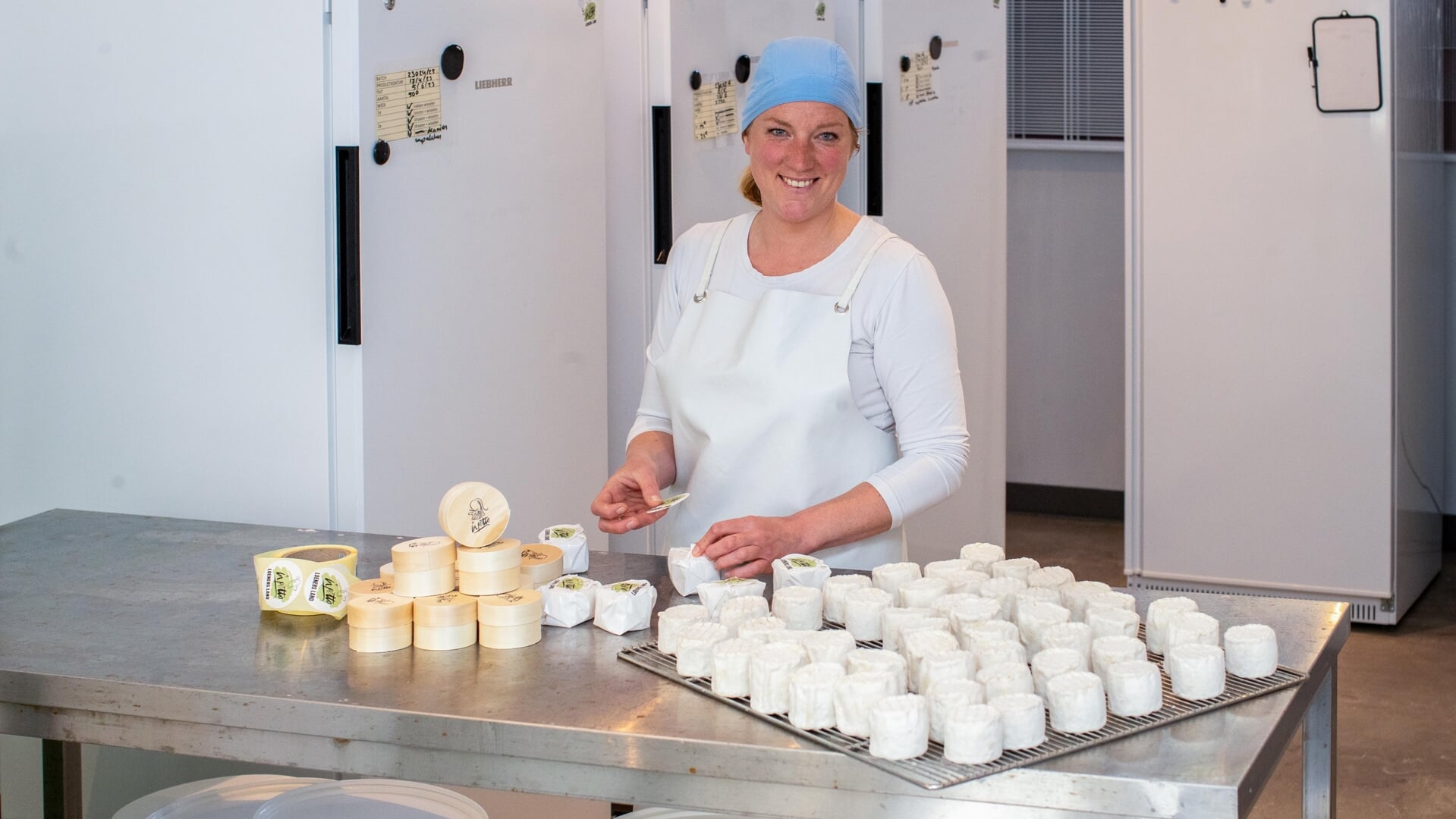 In de kaasmakerij pakt Cyanne Joosten haar kaasjes in. 