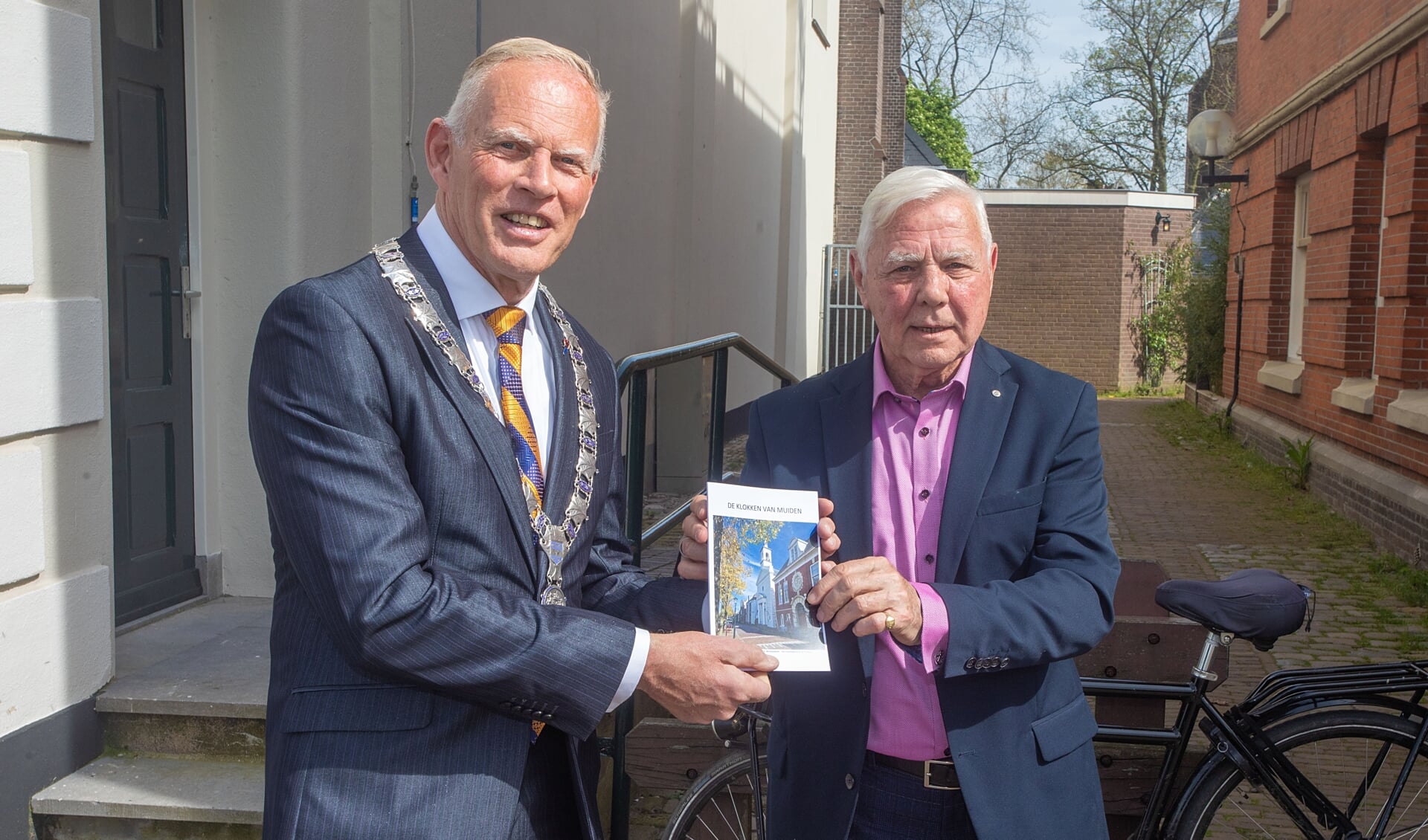 Gisteren werd het eerste klokkenboekje overhandigd aan de burgemeester door Hein van der Gun.