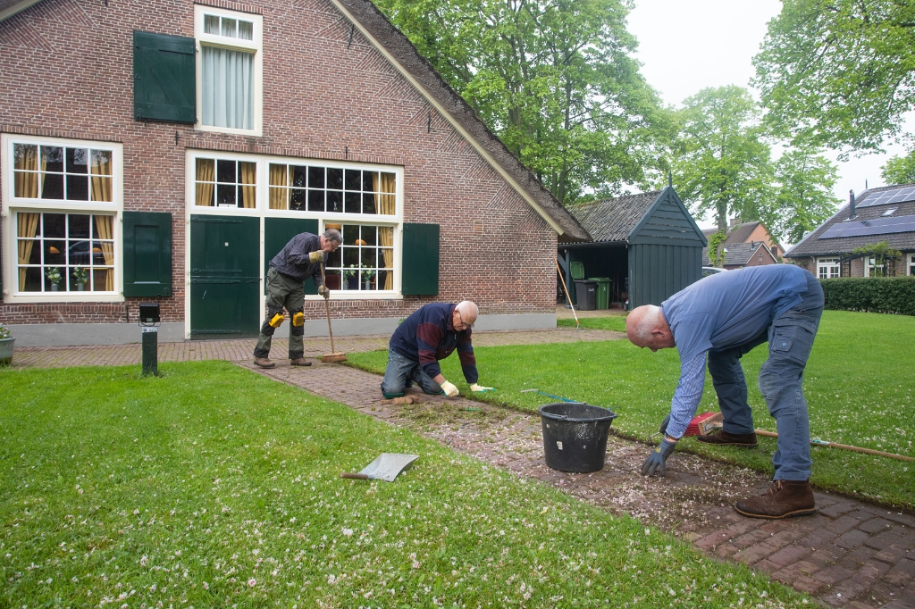 Vrijwilligers donderdagochtendgroep GNR 'adopteren' tuin Brassershoeve: op de knietjes onkruid krabb
