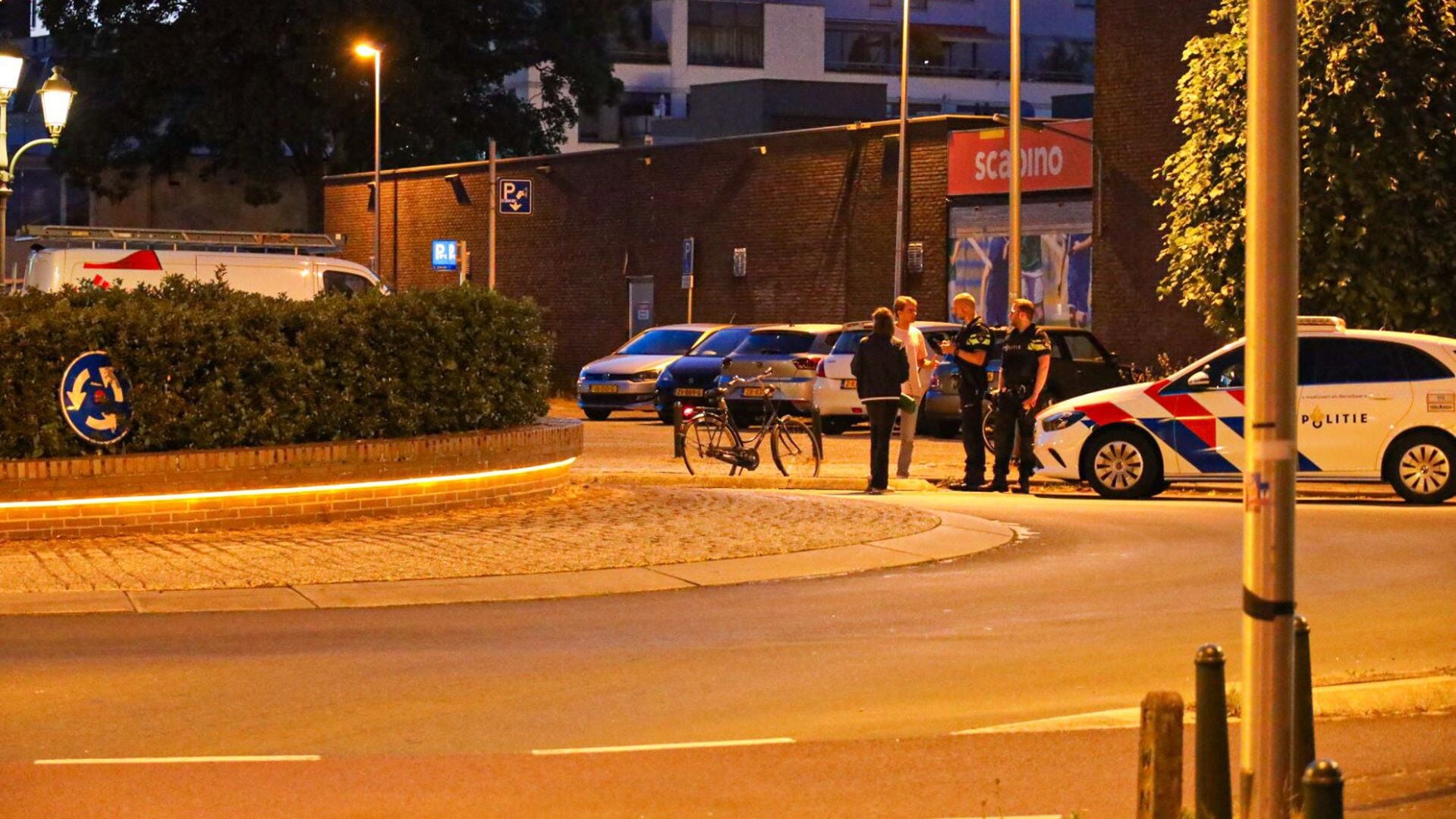 Op de rotonde van de Bussumse Brinklaan en Herenstraat werden twee mensen beroofd. 