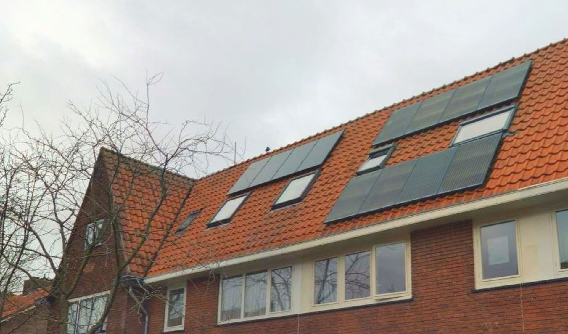 Een voorbeeld van zonnepanelen op een dak van een woning die valt onder beschermd stadsgezicht aan de Planetenstraat. 