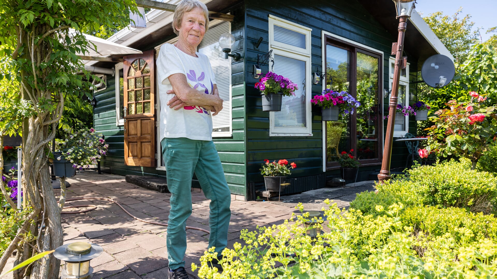 Marijke Kars is trots op haar tuin en het tuinhuisje.