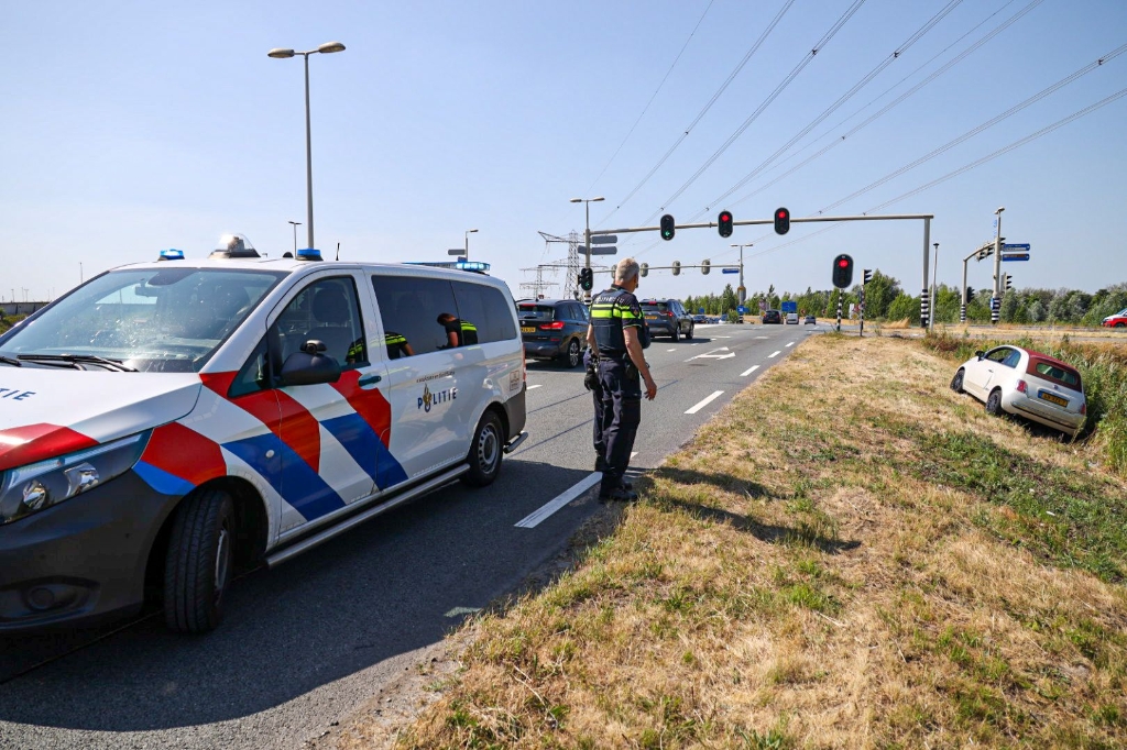 Automobilist Belandt In Berm Na 'tik' Van Andere Weggebruiker - Oozo.nl