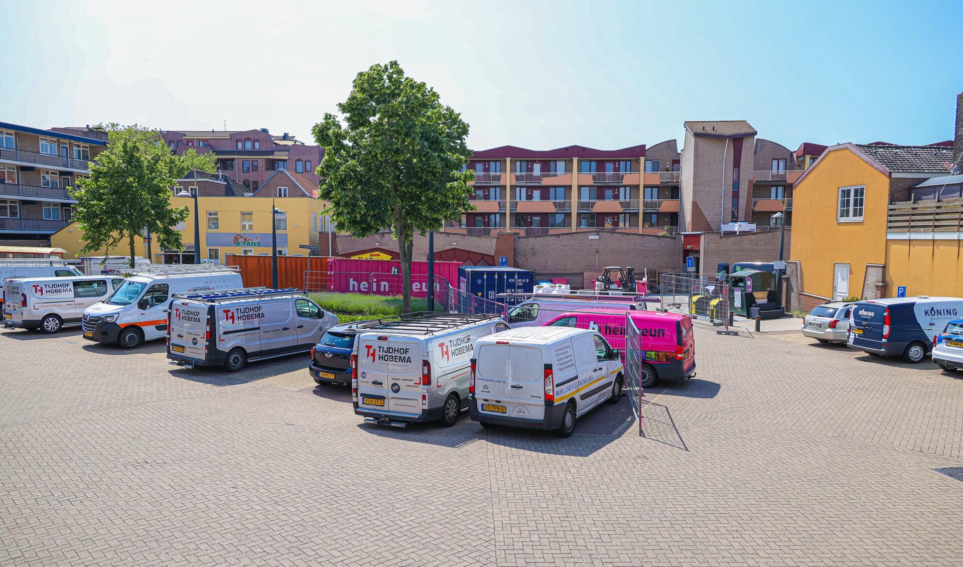 Het parkeerterrein wordt door werknemers van de aannemer ingenomen.