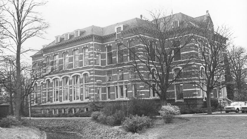 Het hoofdkantoor van de firma Van Houten in 1970, gezien vanaf de Prinses Irenelaan. Toen het leeg kwam te staan, werd het gesloopt.