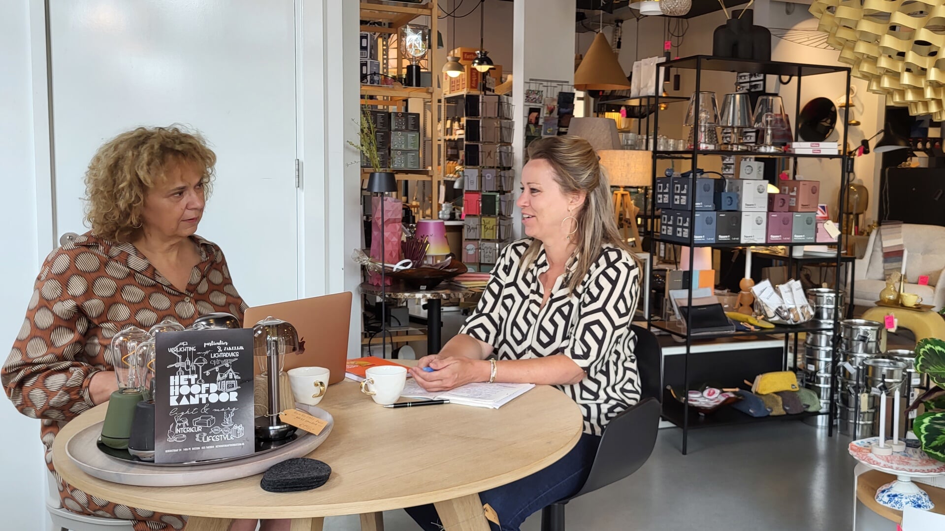 Circulaire Coach Petra Kerkwijk van Risór neemt een scan af met Angèle Duijnstee van Het Hoofdkantoor Light & More in Bussum.