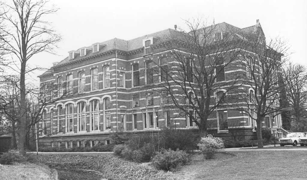 Het hoofdkantoor van de firma Van Houten in 1970, gezien vanaf de Prinses Irenelaan. Toen het leeg kwam te staan, werd het gesloopt.