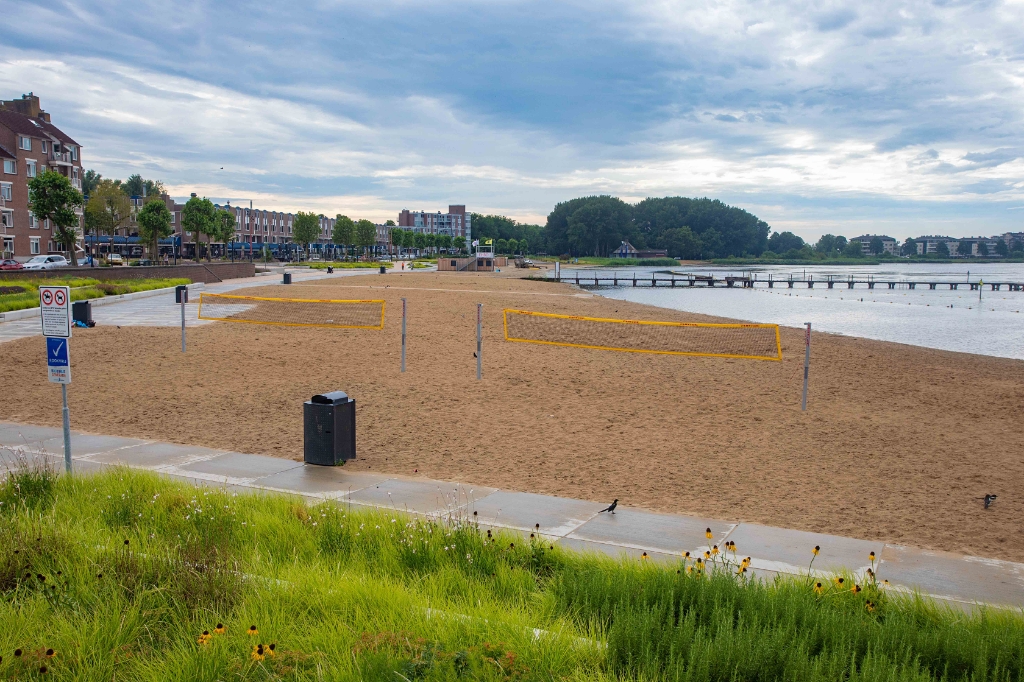 Sporten En Plezier Maken Op Het Strand Aan De Zomerkade Tijdens De ...