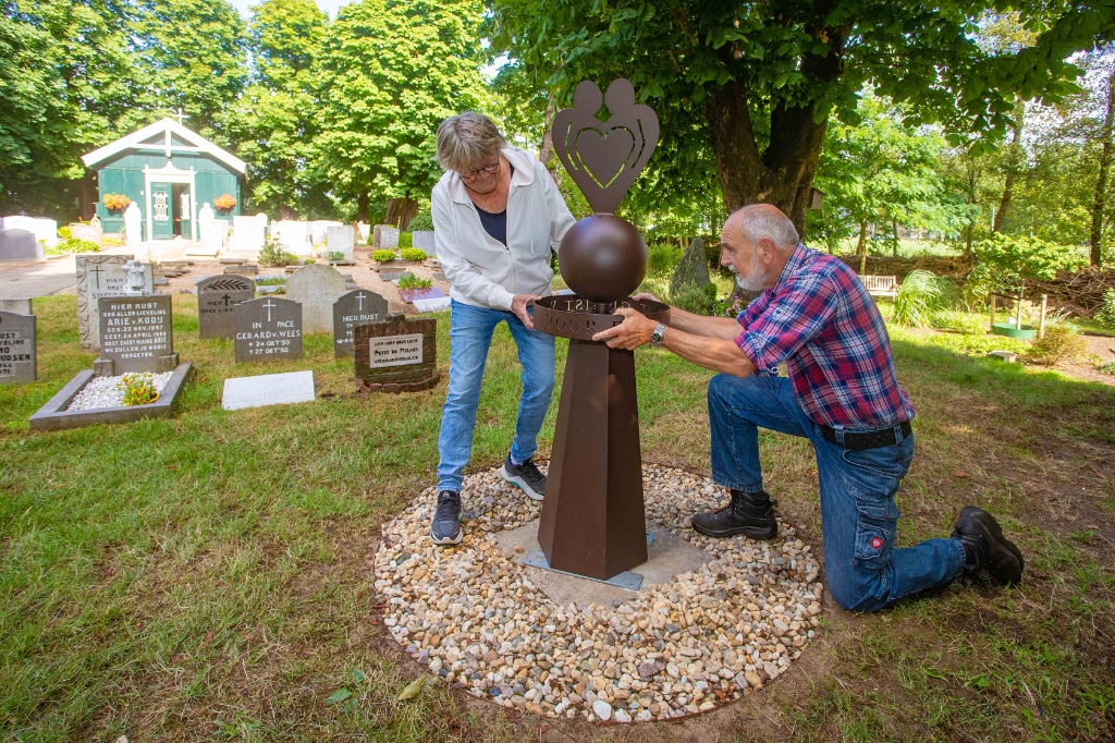 Riet Blüm Maakt Ontroerend Monument Om Overleden Kindjes Nooit Te ...