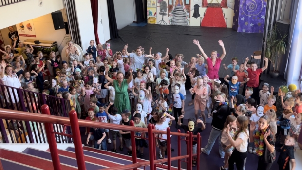 Tweemaster locatie Koers maakt videoclip nieuwe schoollied