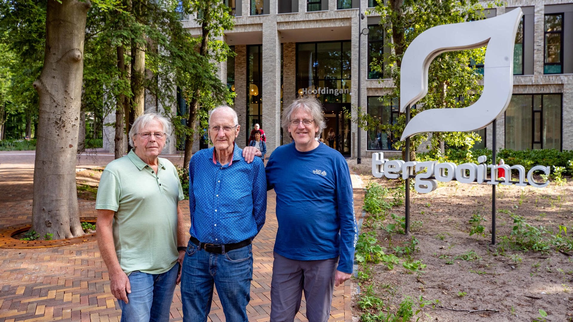 Sjouk van Boeyen, Hans Buurma en Marco van Stralen voor de ingang van het nieuwe ziekenhuis. 