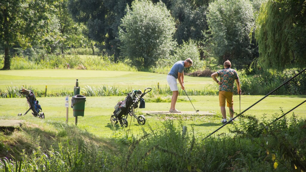 Ontspannen in de natuur kan op Golfbaan Weesp.