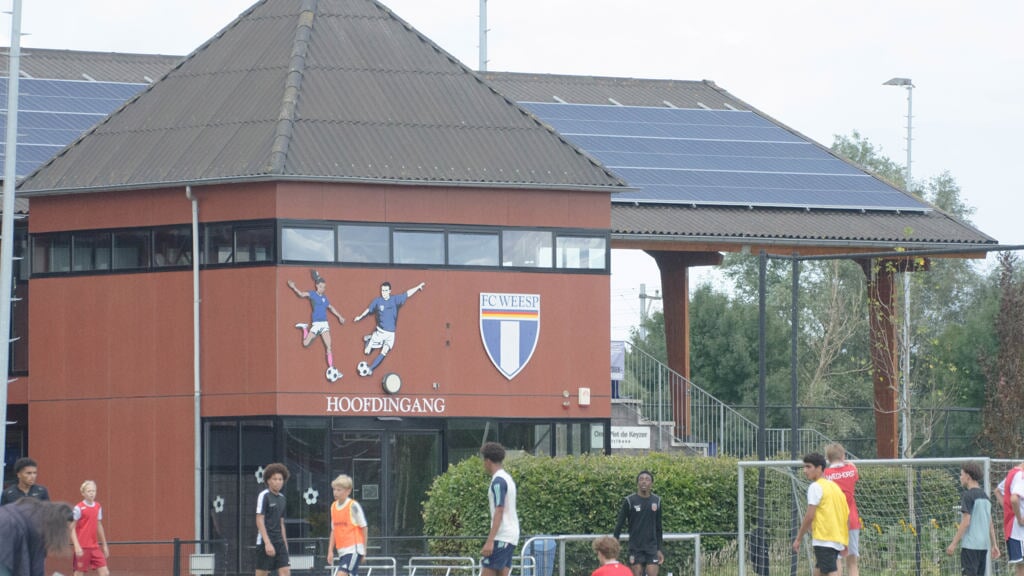 De zonnepanelen op het dak van het clubgebouw van FC Weesp.