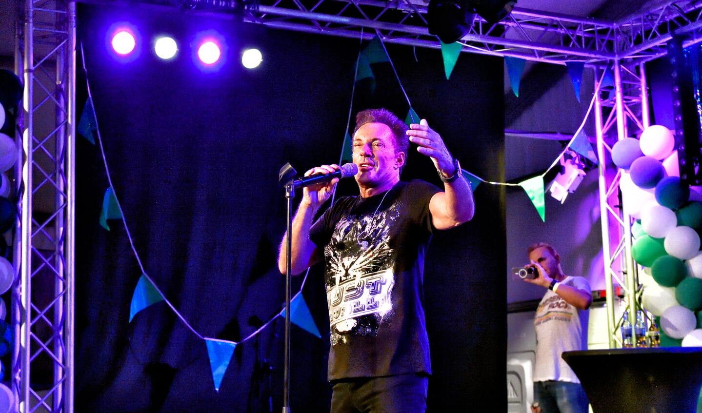 Gerard Joling op het podium in de feesttent.