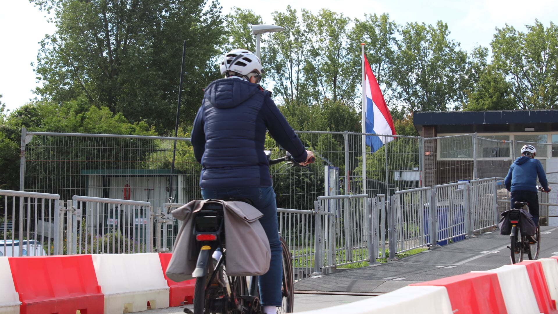 Fietsers afstappen; het wegdek is onveilig