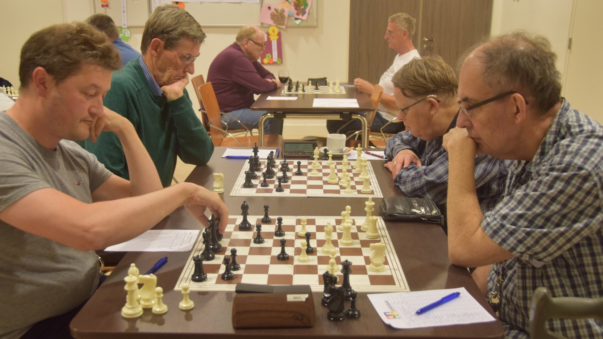 Schaken is een denksport en daarom is het muisstil op de dinsdagavond in Het Lichthuis.