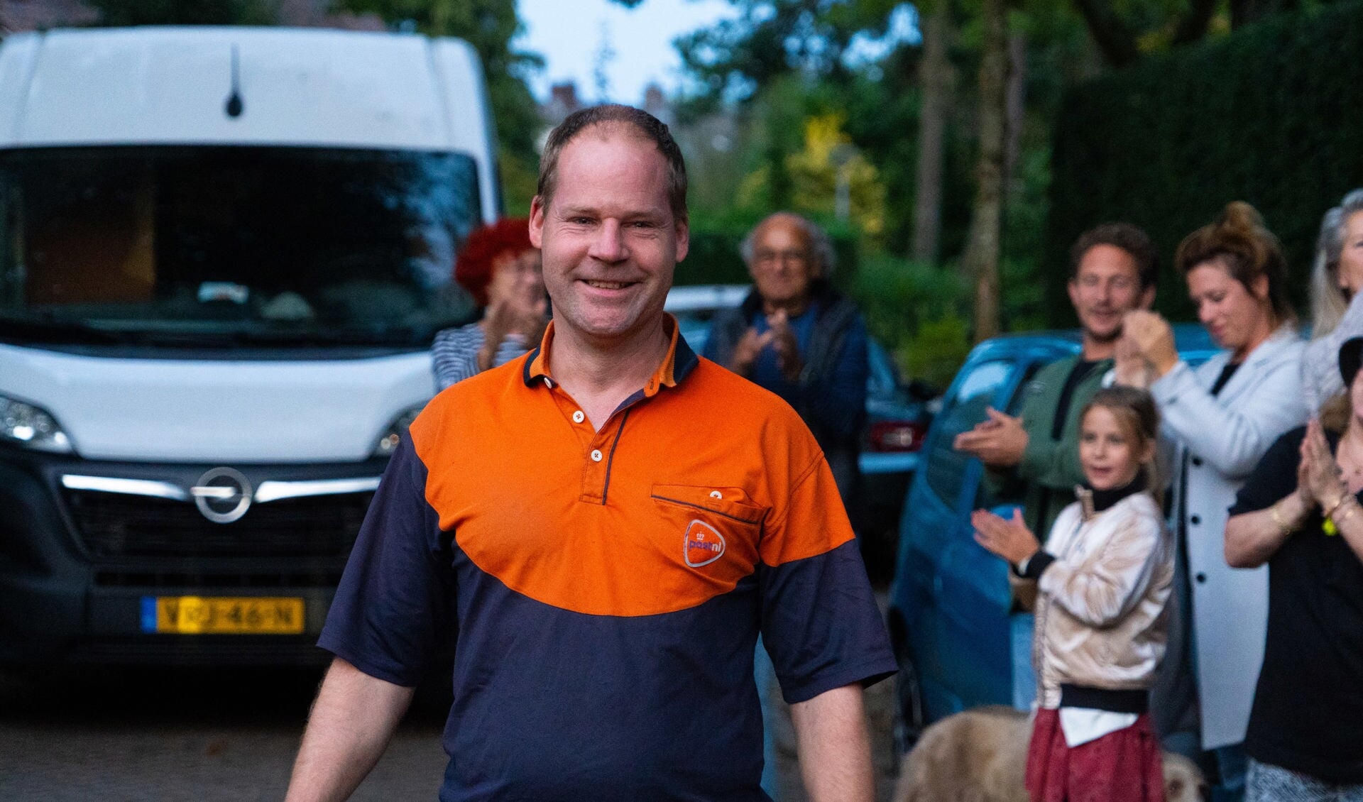 Overdonderd en een beetje verlegen stapte Robert gisteravond uit zijn bus toen hij werd verrast door de buurt.