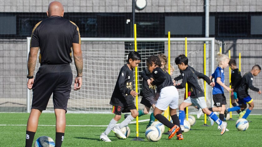 Werken aan techniek tijdens lessen van de Golden Boys Voetbalschool van Pascal Heije.
