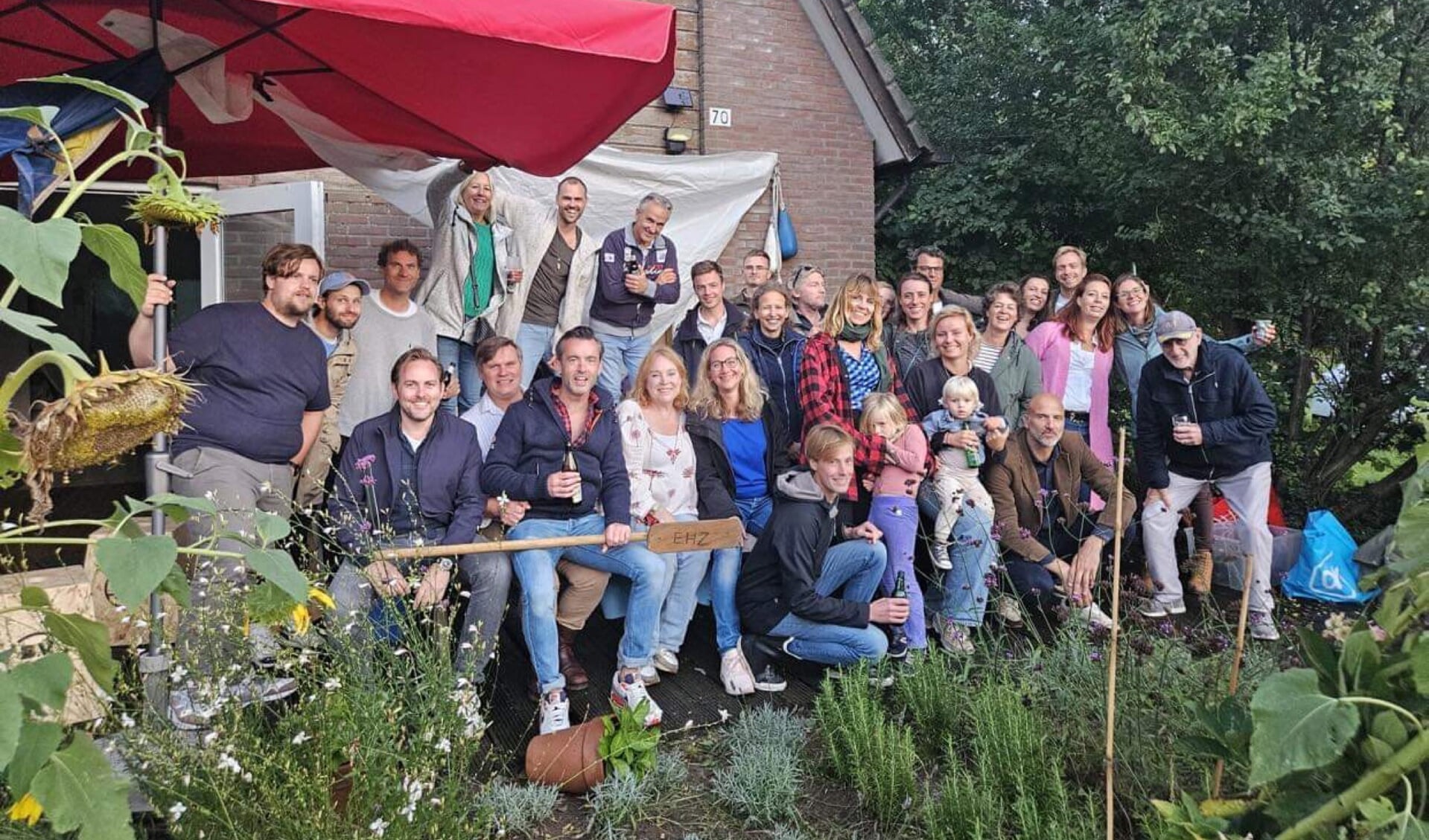 Een grote groep oud-instructeurs was naar de reünie bij de Aanloophaven gekomen.