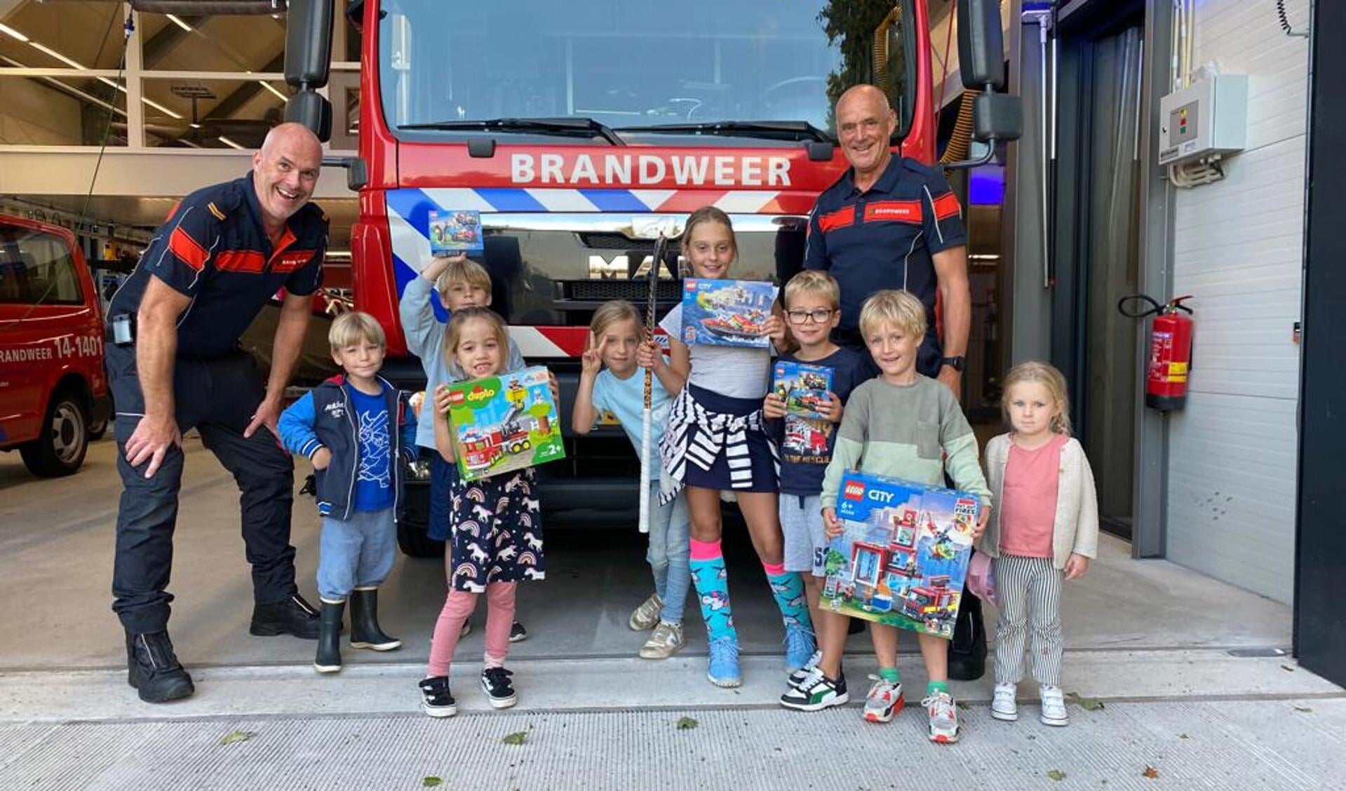De winnaars van de Lego Incidentencity-prijsvraag, samen met Wiet Soonius en Yde Kruisinga van Brandweer Muiden.