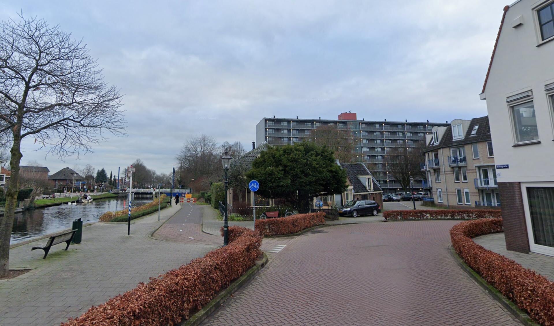 Het gevaarlijke verkeerspunt. Duidelijk is dat je niet kan zien wat de bocht omkomt.