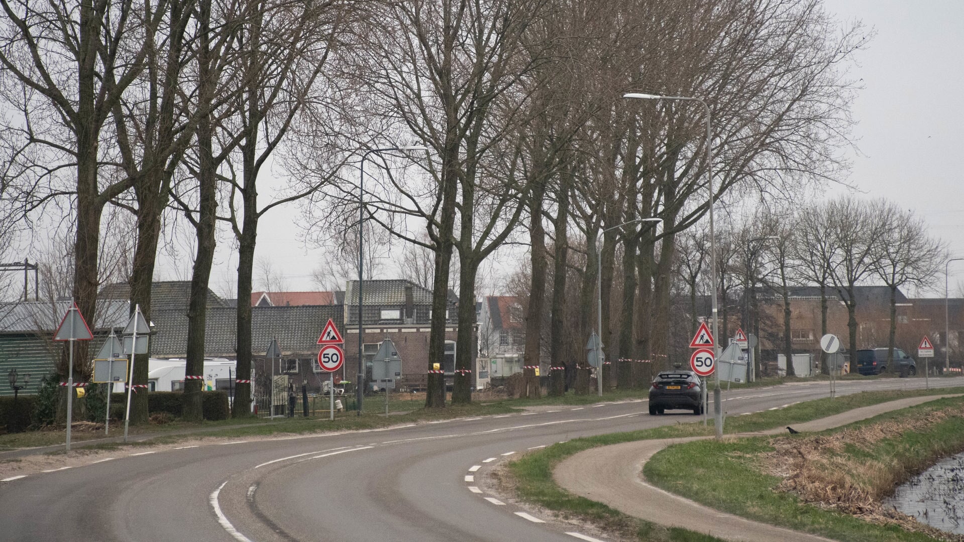 De Korte Muiderweg met rechts het huidige fietspad richting Muiden.