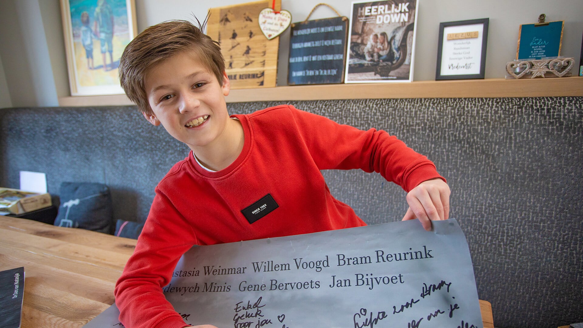 Bram is trots op zijn naam op de filmposter, waar alle acteurs ook een persoonlijke boodschap op hebben geschreven.