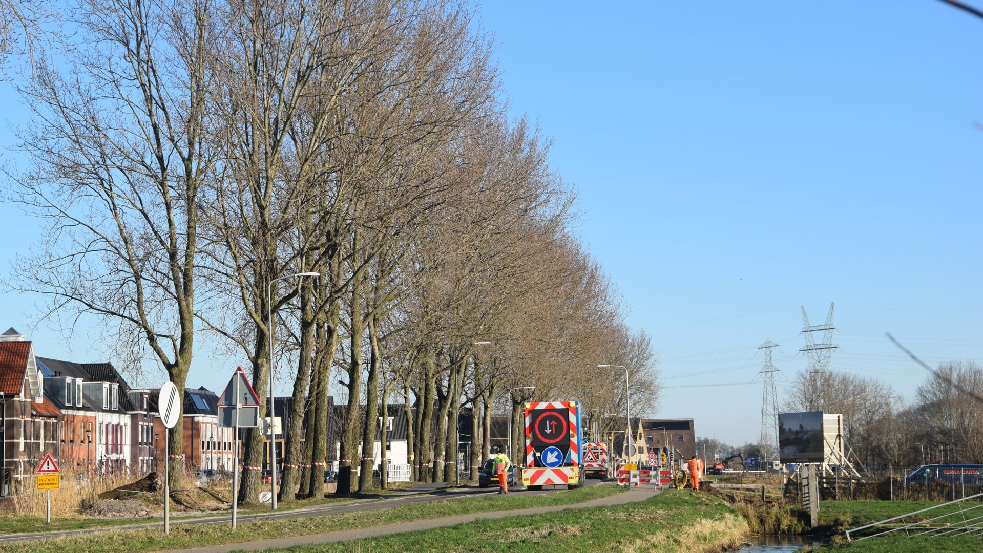 De strijd om behoud van de bomen aan de Korte Muiderweg gaat morgen een belangrijke fase in. 
