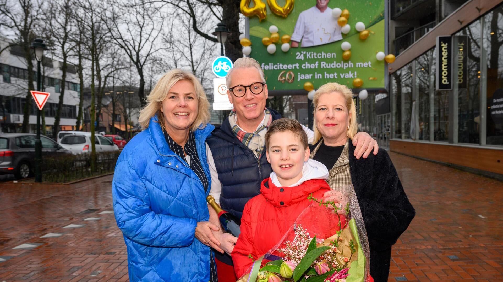 Rudolph van Veen bij zijn billboard op de Groest, same met Irene Moors, zijn vrouw Simone en zoon Ralph.