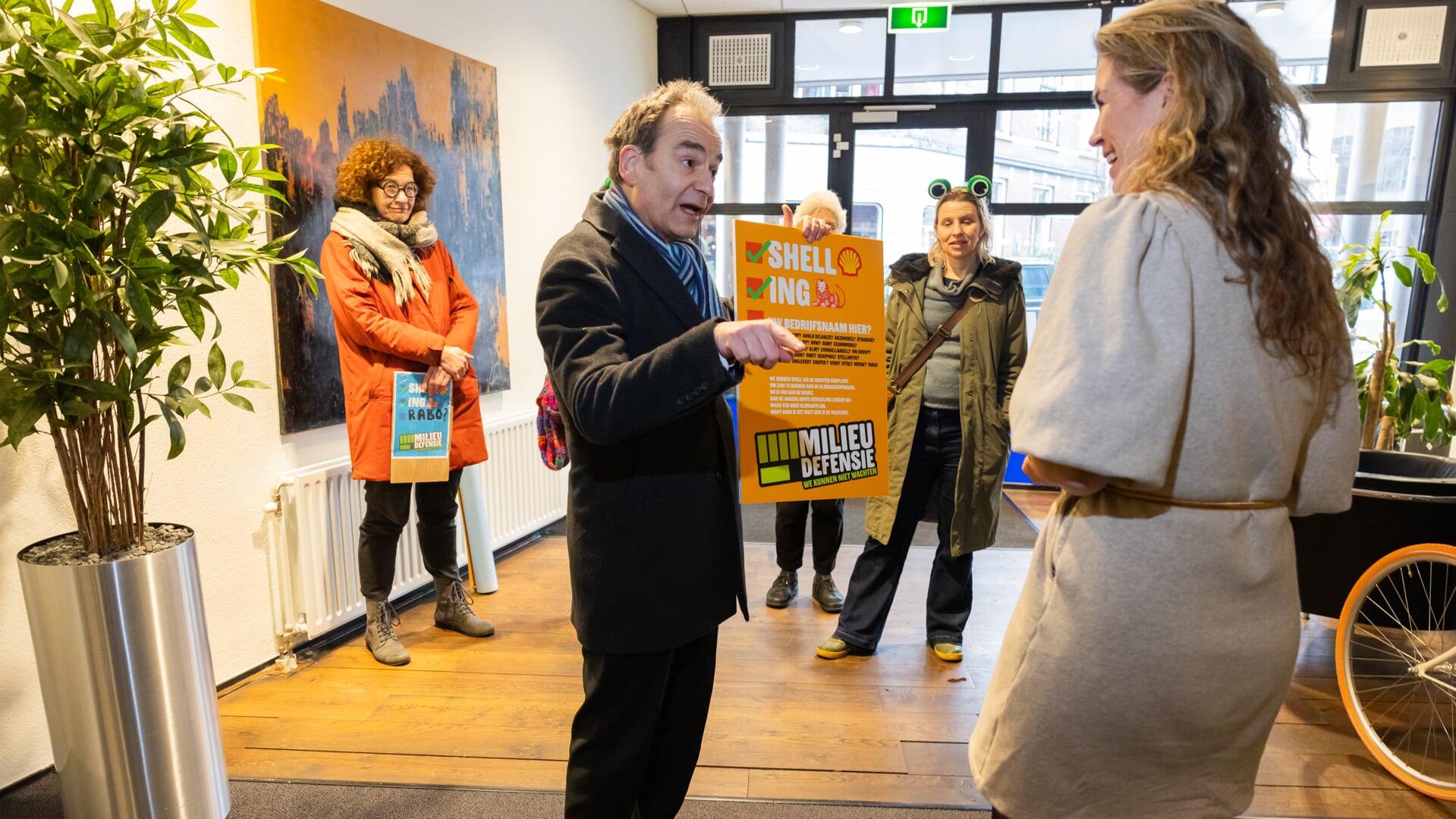 De actievoerders overhandigen Rabobank een brief met de eis dat zij zich houdt aan het Klimaatverdrag van Parijs. 