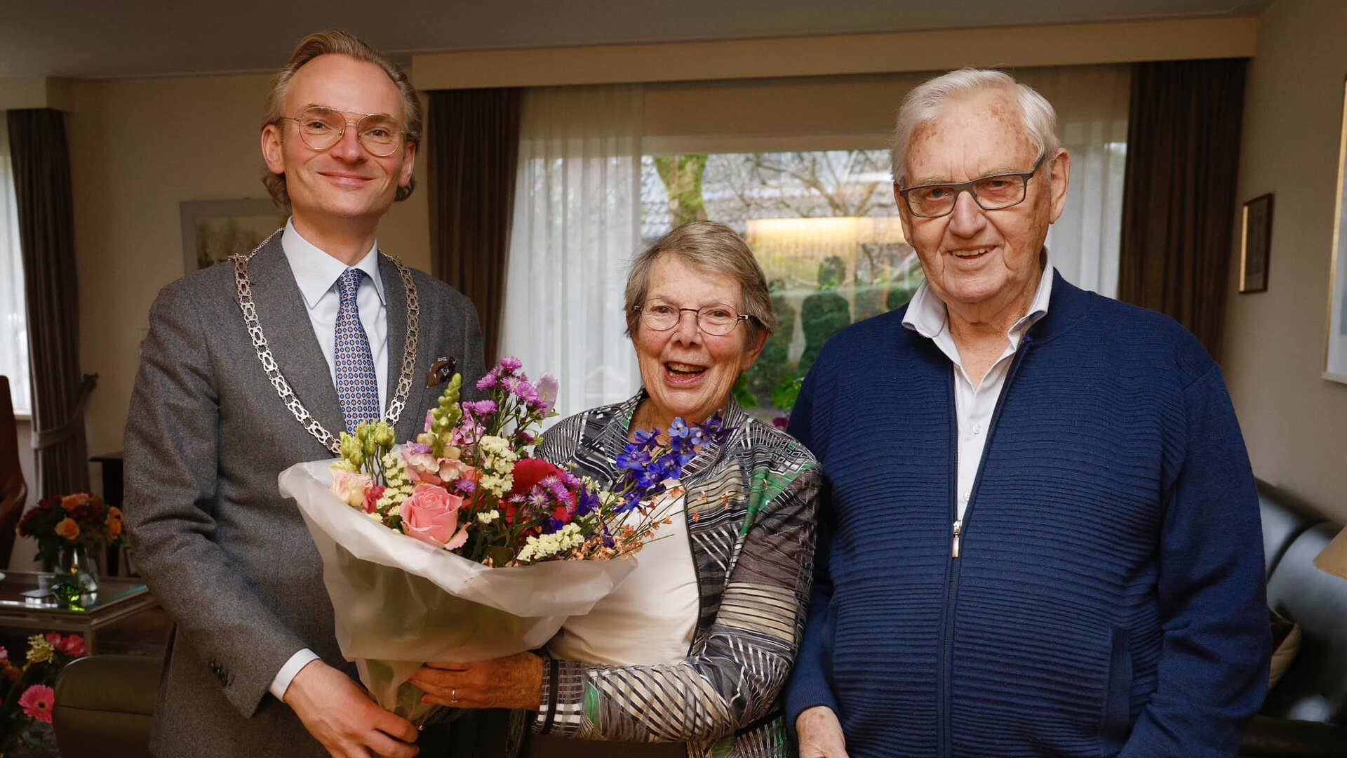 Burgemeester Mol feliciteert meneer en mevrouw Kooijman-Griffioen.
