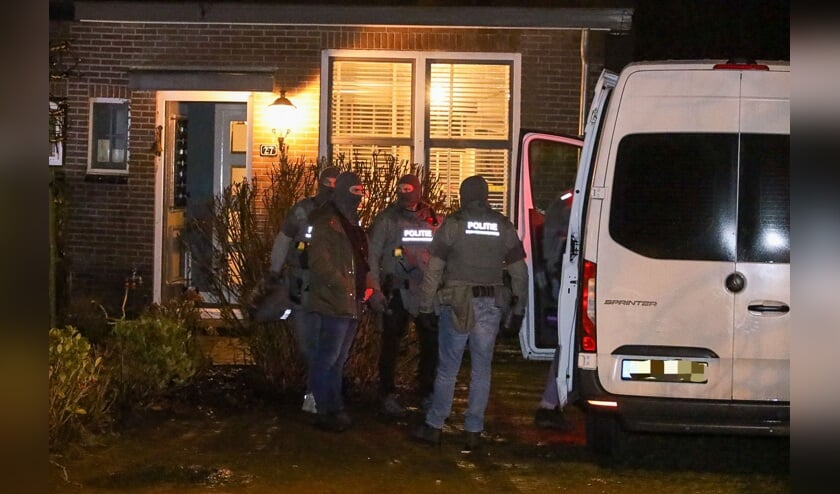 De Dienst Speciale Interventies (DSI) van de politie deed op die bewuste 4 januari rond zes uur in de avond een inval in de woning waar de man uit Naarden op dat moment verbleef.