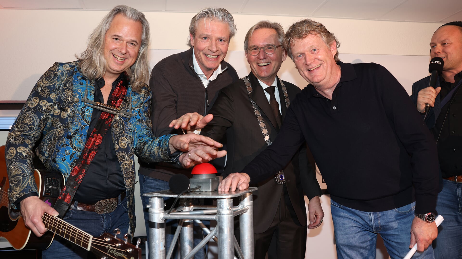 Muzikant Erwin Nyhoff en burgemeester Gerhard van den Top van Hilversum te midden van de initiatiefnemers van ALLsportsradio Jaco Bal en Lars Schotanus.