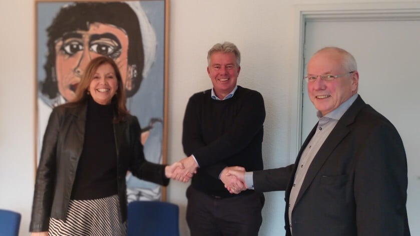 Roos Westerbos, Mathijs Smit en Hans den Hollander bekrachtigen de
samenwerking tussen woongroep WISjH en Amerpoort.