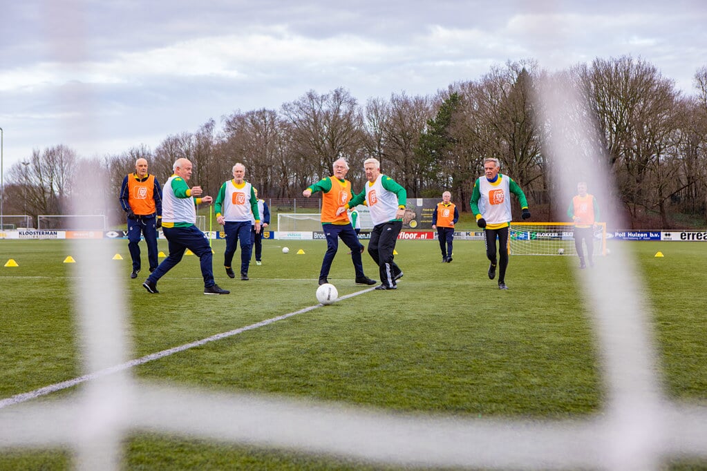 Lekker samen voetballen bij het Walking Footbalteam van sv Huizen.