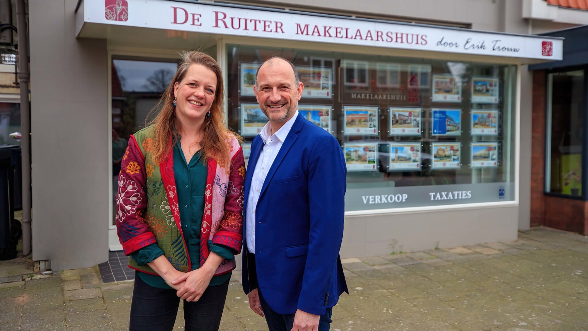 Erik Trouw en Elissa van der Kooij voor hun makelaarshuis aan de Gijsbrecht.  