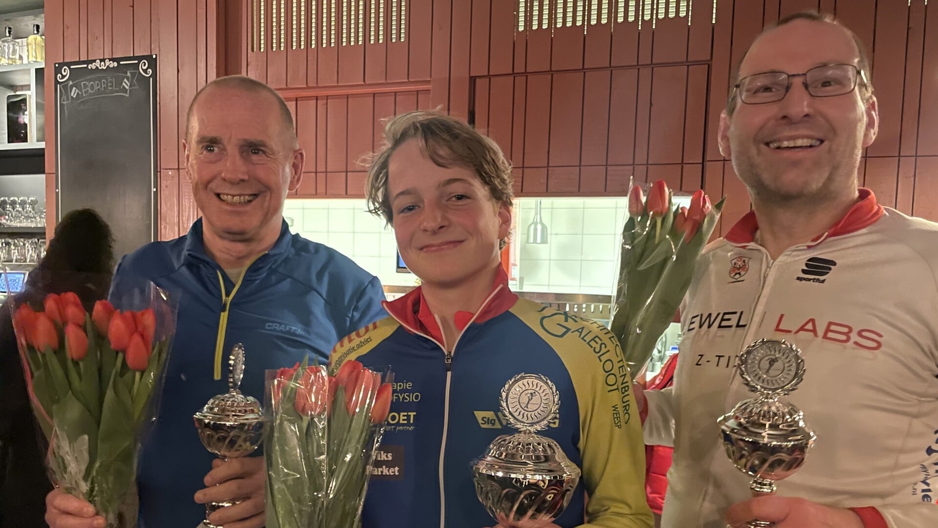 Viking-schaatser Willem de Boer uit Muiden (midden) wint 1e prijs marathonschaatsen categorie 4 2023/24