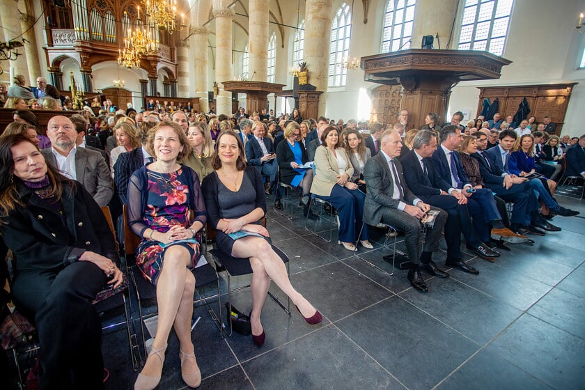 Genodigden wachten totdat de Matthäus Passion begint.