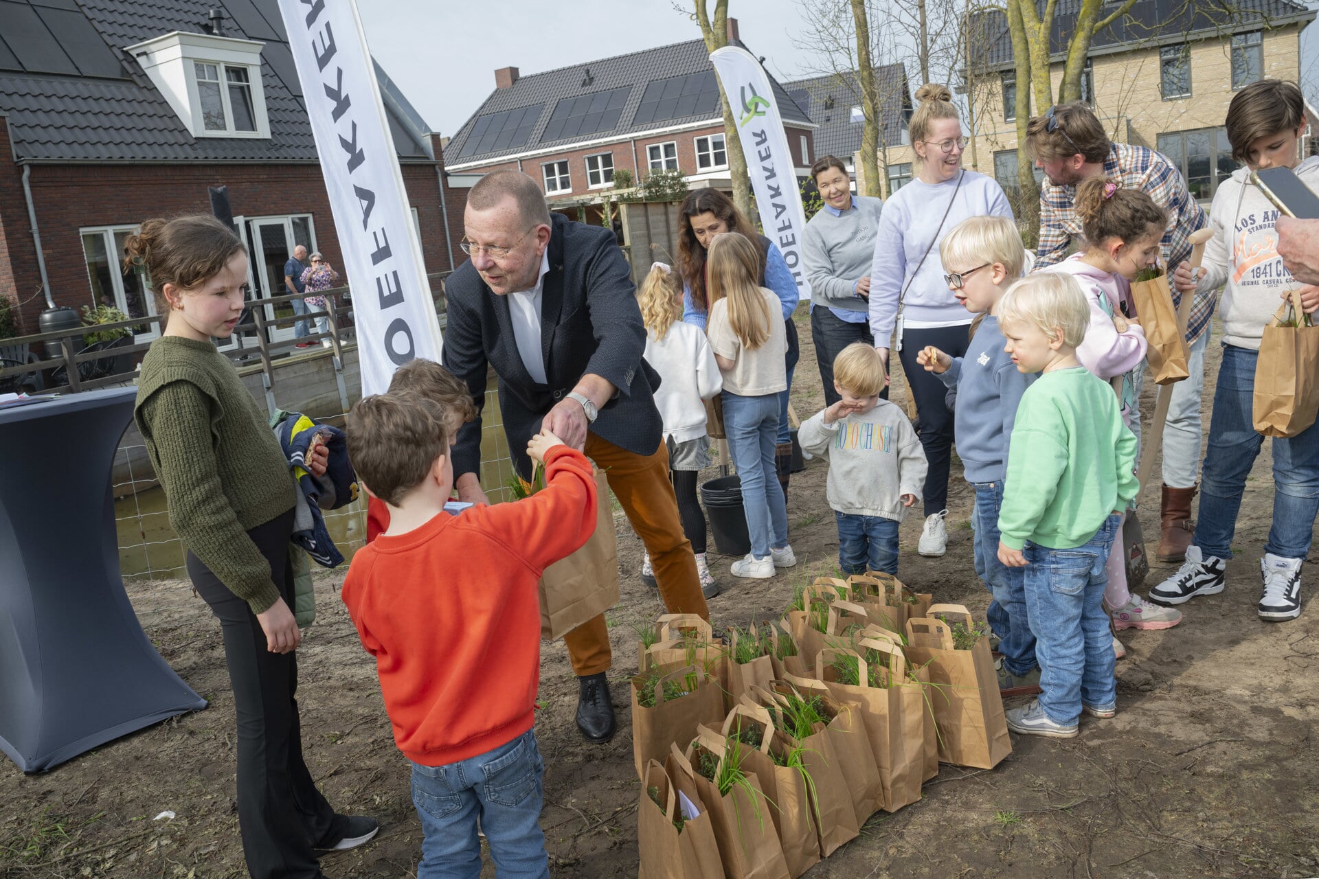 Wethouder Theo Reijn viert samen met kinderen uit Zuidpolder Boomfeestdag.