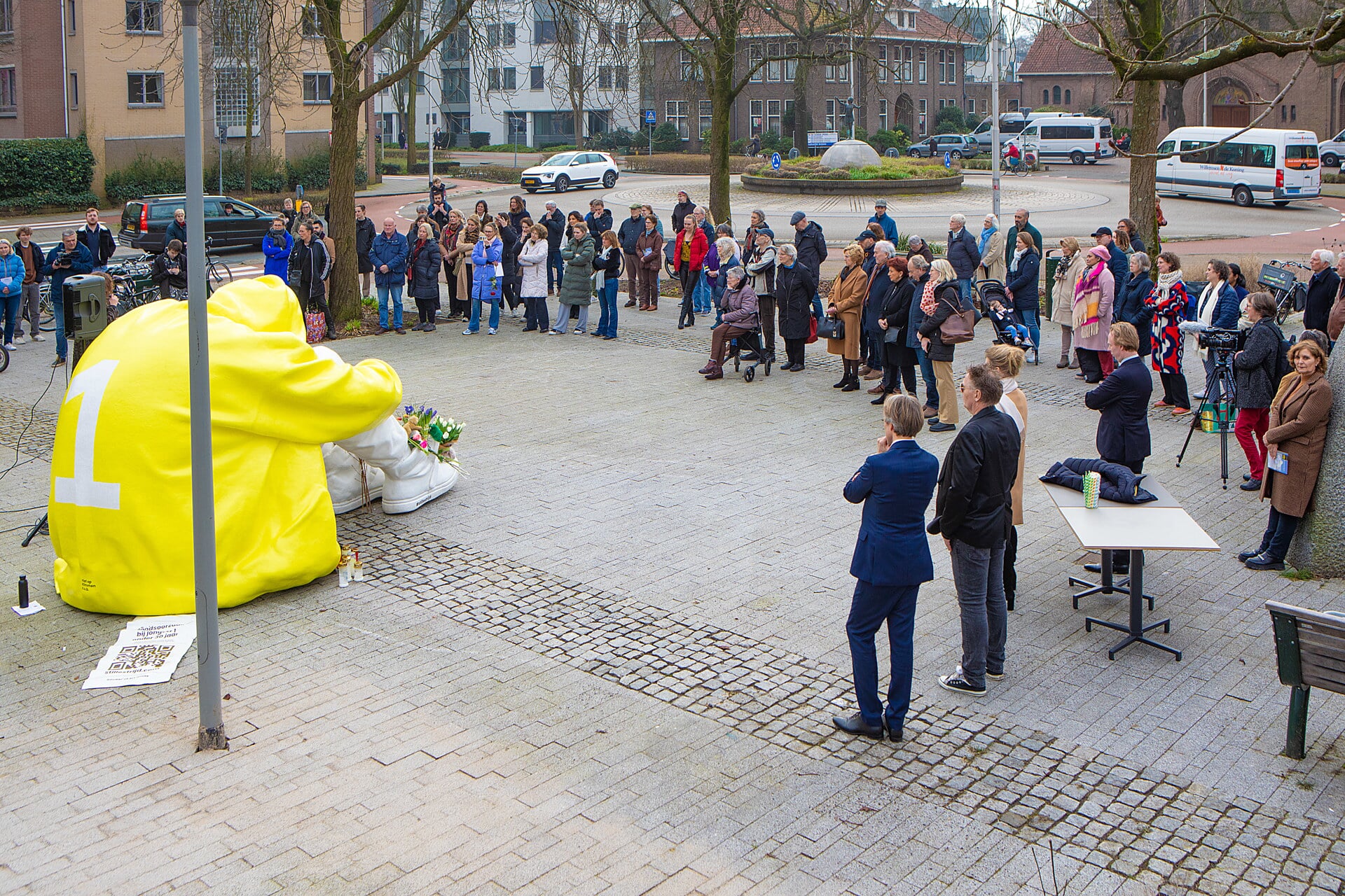 Tijdens de bijeenkomst rondom het kunstwerk 'Stille Strijd' voor het gemeentehuis in Bussum.