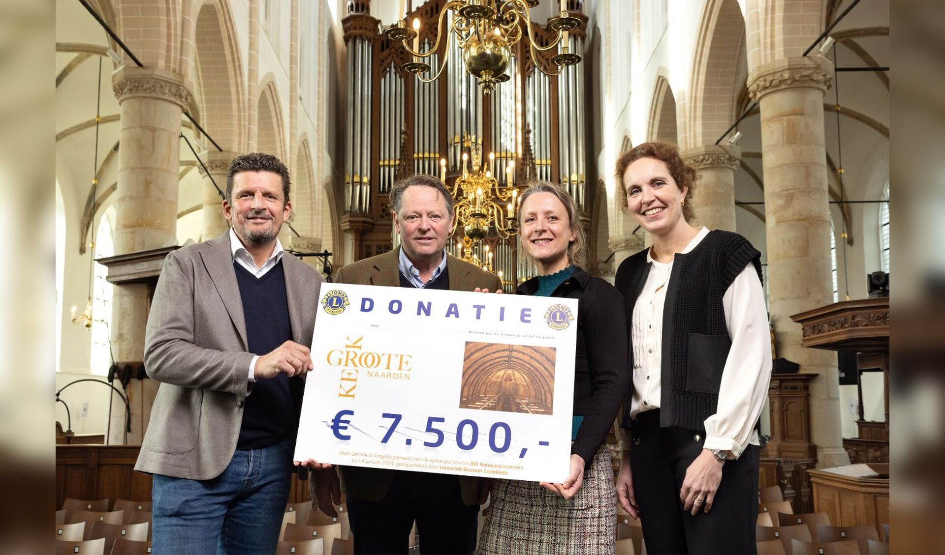 V.l.n.r.: Pieter Bas Boertje en Bart van Rossem van Lionsclub Bussum Godelinde en Ellen Snoep en Angeline Sandmann van de Grote Kerk Naarden.