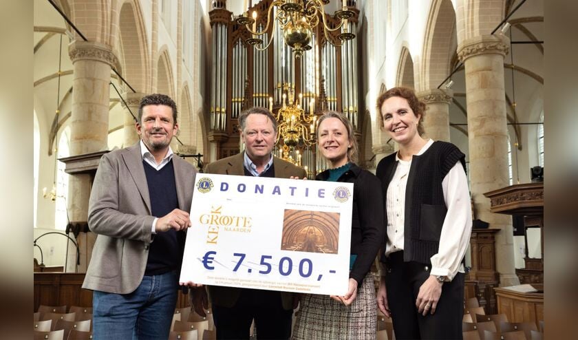 V.l.n.r.: Pieter Bas Boertje en Bart van Rossem van Lionsclub Bussum Godelinde en Ellen Snoep en Angeline Sandmann van de Grote Kerk Naarden.