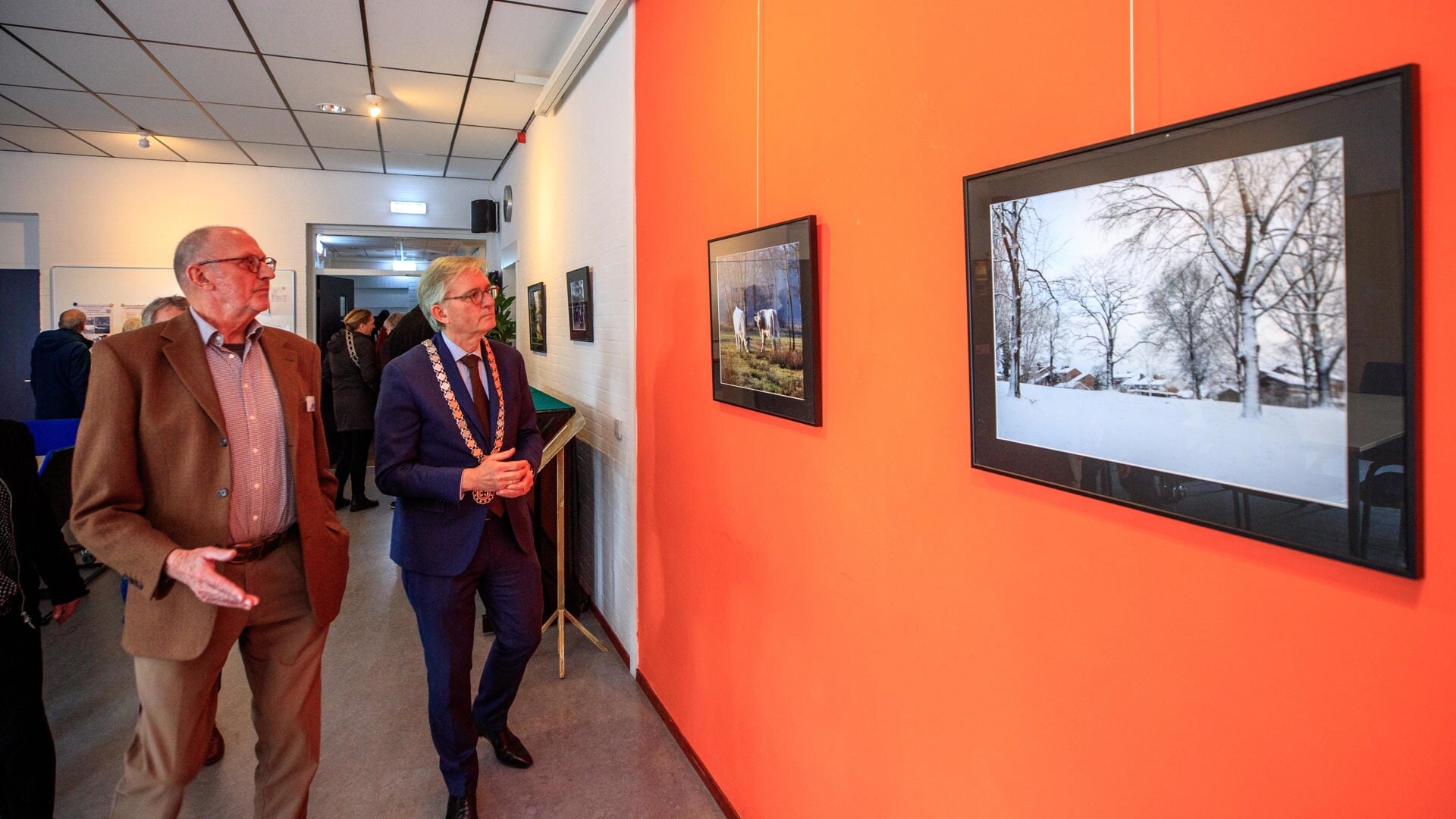 Burgemeester Gerhard van den Top wordt rondgeleid door Harm Klinkenberg, die de tentoonstelling mede heeft samengesteld. 