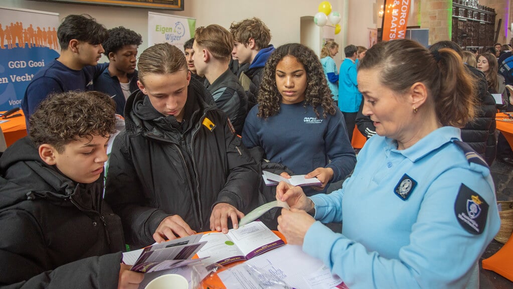 Jongeren op zoek naar een mooie werkplek voor de Doe Dag in april.