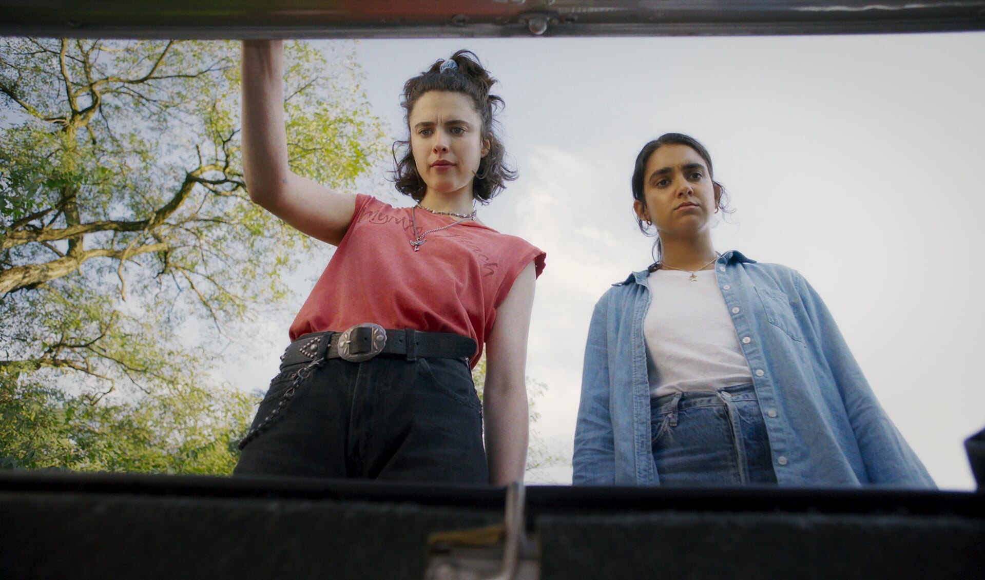 (L to R) Margaret Qualley as 