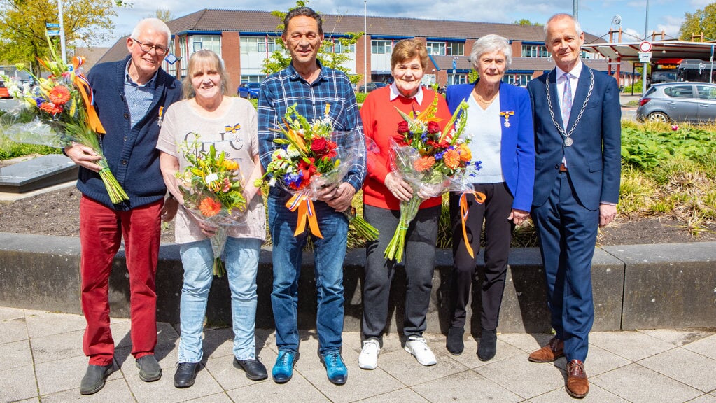V.l.n.r.: Jan Lustig, Betty Schimmel-Berends, Frans Elbers, Henny Schaapherder-Hartman, Henny Siebel, burgemeester Niek Meijer.