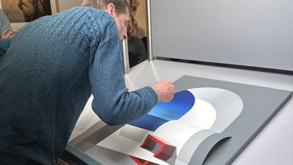 Kunstenaar Jurriaan Molenaar controleert kwaliteit van de editie van Red Bench.